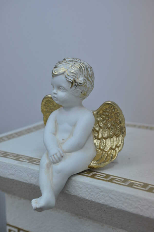 Kleiner sitzender Engel, hängende Beine 17 cm