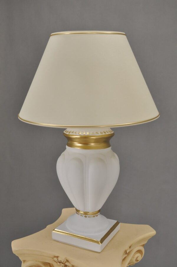 Schöne weiße Lampe mit goldenen Accessoires 58 cm