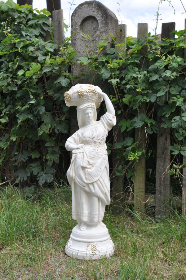 Figur einer Frau, die Trauben trägt. 78 cm.