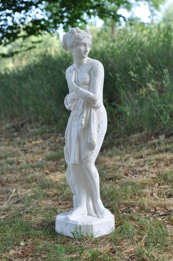 Die Figur einer Frau, die sich mit Stoff bedeckt. 83 cm.