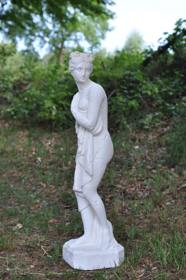 Die Figur einer Frau, die sich mit Stoff bedeckt. 83 cm. – Bild 2