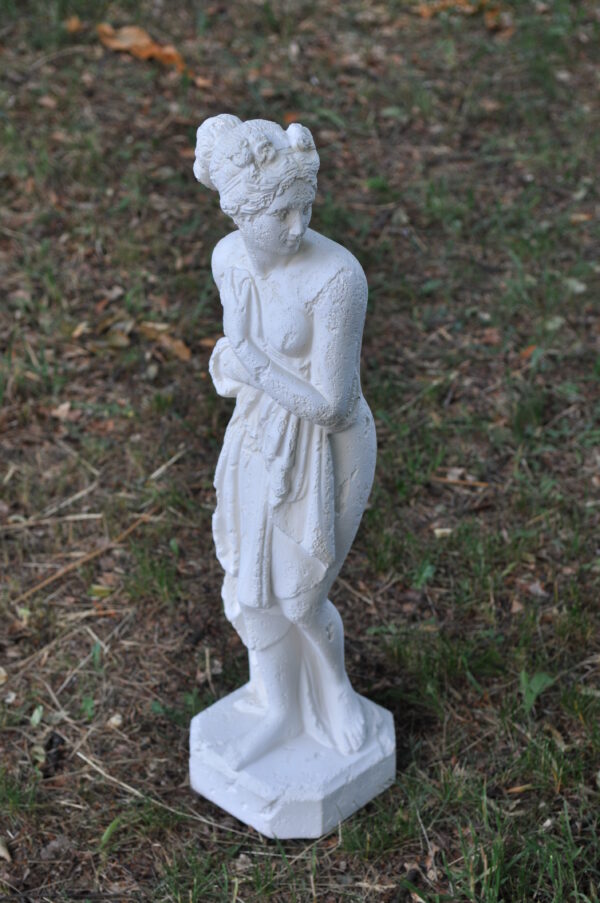 Die Figur einer Frau, die sich mit Stoff bedeckt. 83 cm. – Bild 3