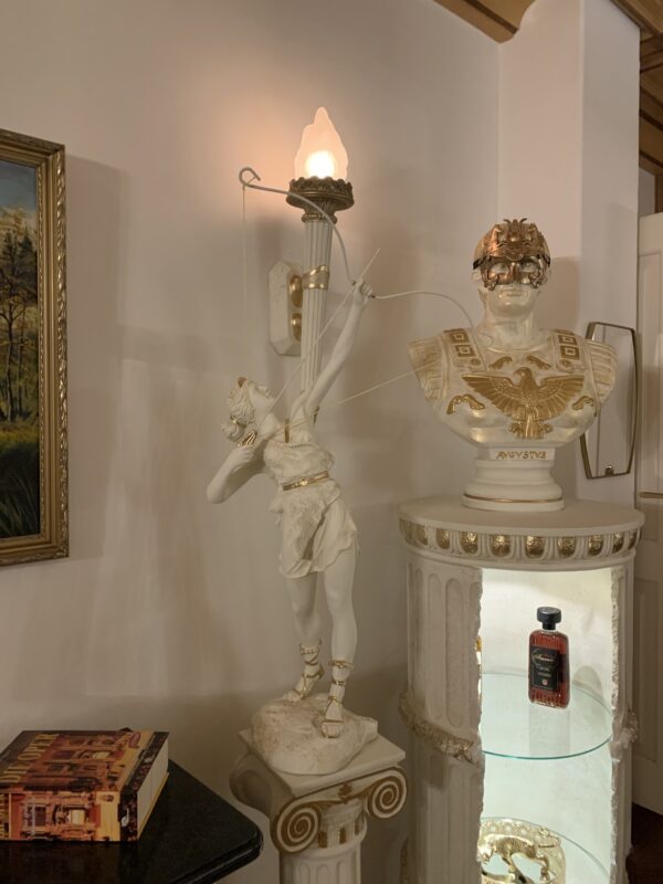 Eine wunderschöne Statue von Diana mit einer Schleife. 100 cm. – Bild 3
