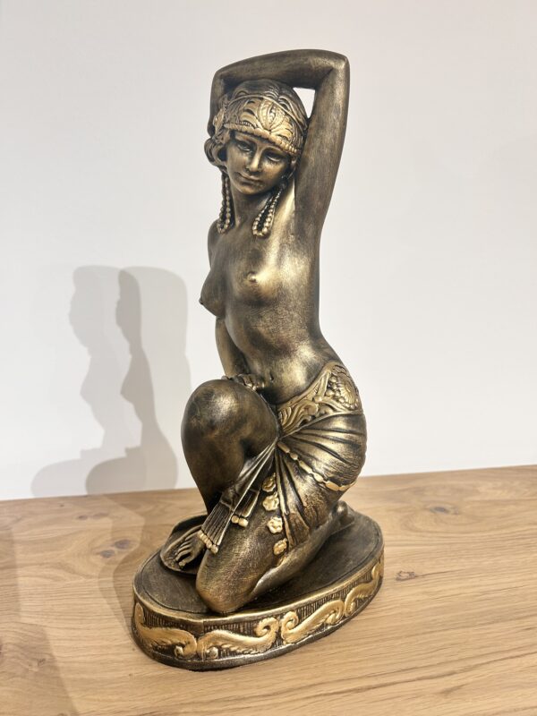 Die Figur einer Frau, einer schönen Tänzerin. 37 cm.