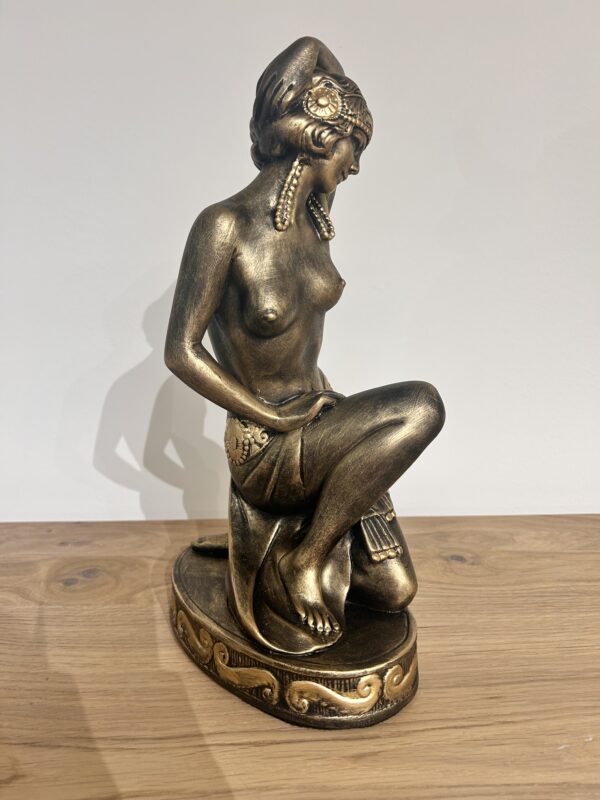 Die Figur einer Frau, einer schönen Tänzerin. 37 cm. – Bild 7