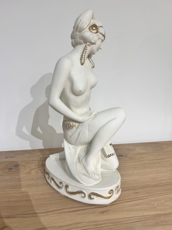 Die Figur einer Frau, einer schönen Tänzerin. 37 cm. – Bild 3
