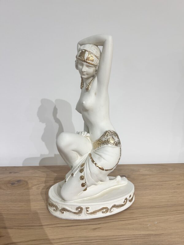 Die Figur einer Frau, einer schönen Tänzerin. 37 cm. – Bild 2