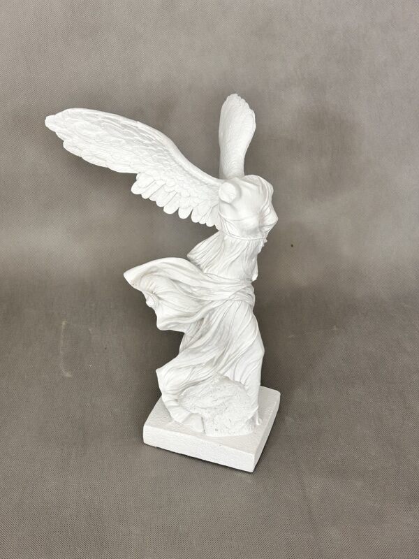 Die Figur von Nike von Samothrake. 39 cm.