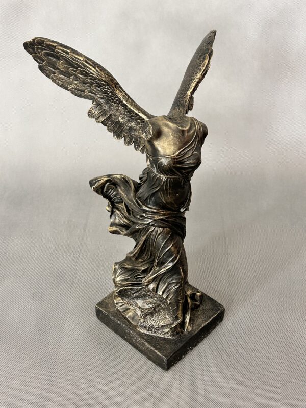 Die Figur von Nike von Samothrake. 39 cm. – Bild 6