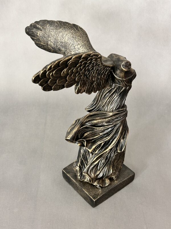 Die Figur von Nike von Samothrake. 39 cm. – Bild 4
