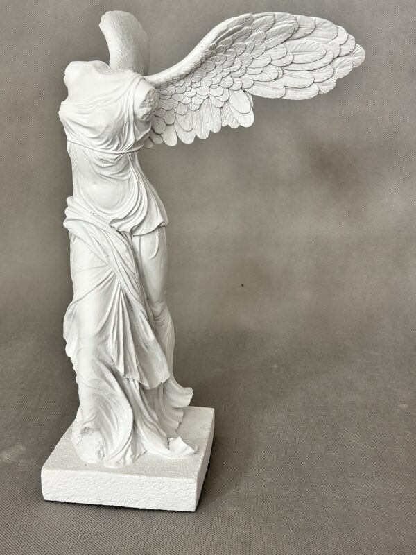Die Figur von Nike von Samothrake. 39 cm. – Bild 2