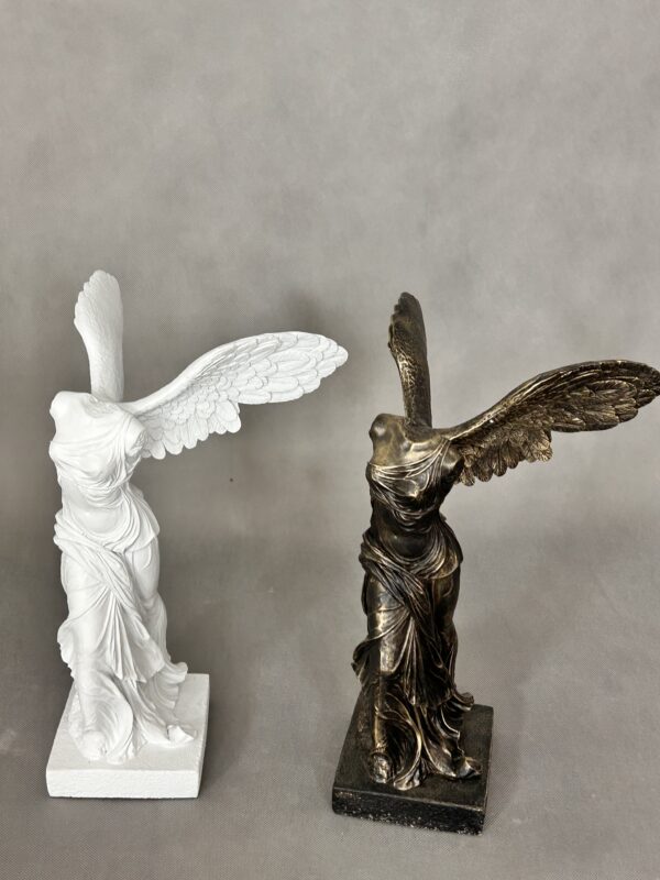 Die Figur von Nike von Samothrake. 39 cm. – Bild 3