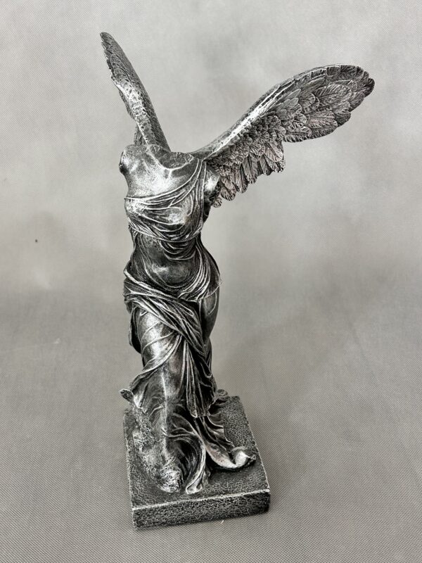 Die Figur von Nike von Samothrake. 39 cm. – Bild 5