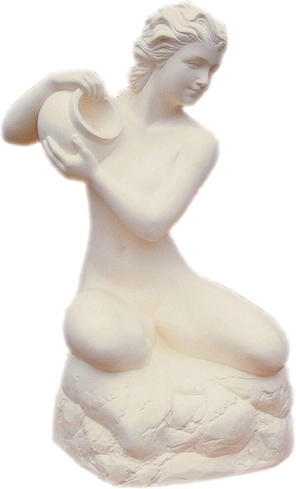 Figur einer Frau, die mit einem Krug auf einem Stein sitzt. 69 cm.