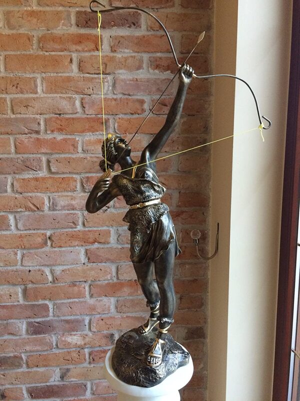 Eine wunderschöne Statue von Diana mit einer Schleife. 100 cm.