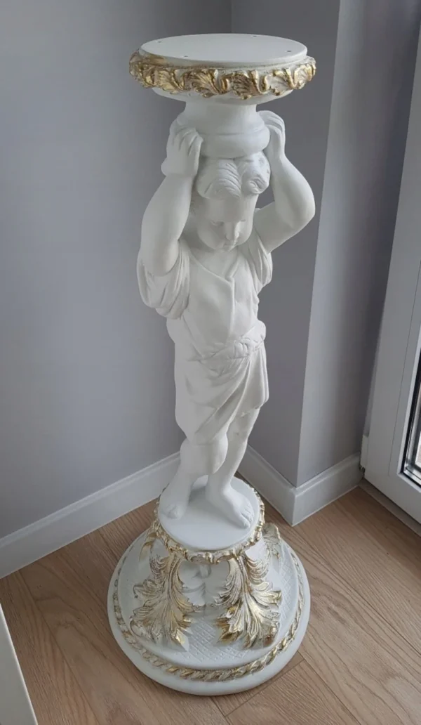 Schöne Figur eines Jungen mit einer Platte. 91 cm.