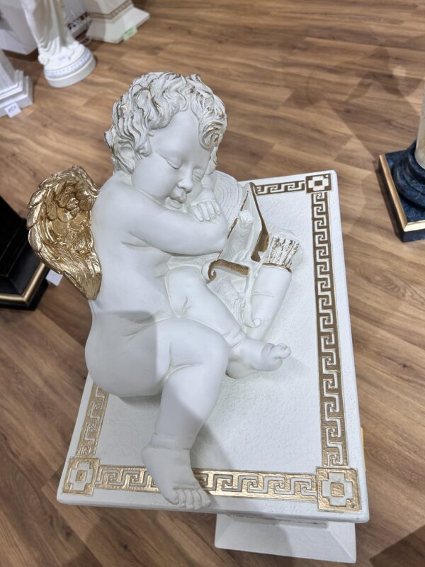 Figur eines Engels, der auf einem Baumstamm mit Schleife schläft. 24 cm. – Bild 2