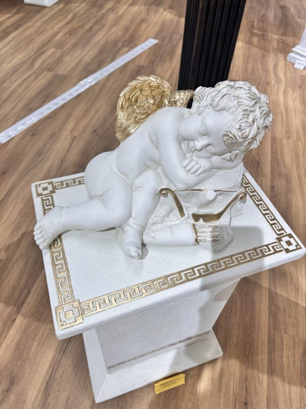 Figur eines Engels, der auf einem Baumstamm mit Schleife schläft. 24 cm. – Bild 3