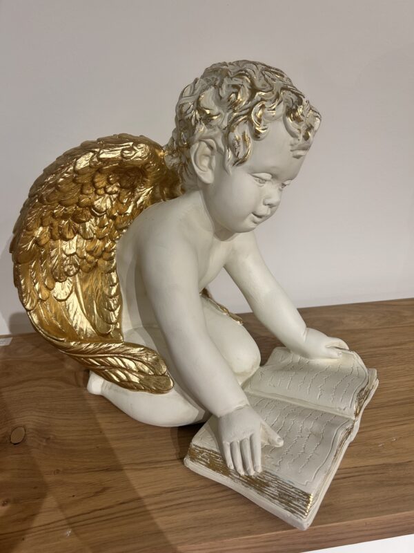 Schöner Engel, der über einem Buch kniet. 36 cm. – Bild 2