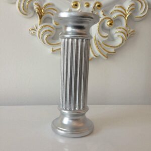 Eine kleine griechische Säule. 26 cm.