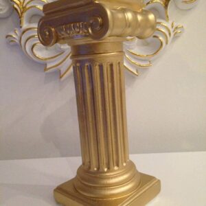 Eine kleine griechische Säule. 26 cm.