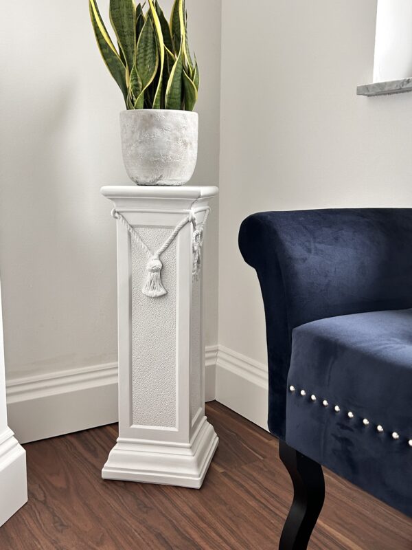 Schöne Säule mit Schnur verziert. 75 cm.