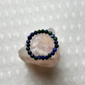 Schöner, flexibler Ring mit Lapislazuli Steinen.