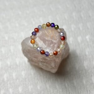 Schöner, flexibler Ring mit Zirkonia.