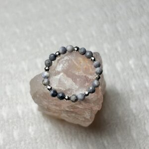 Schöner, flexibler Ring aus blauem Korallen.