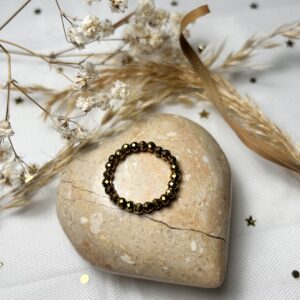 Schöner, elastischer Ring aus Hämatit.
