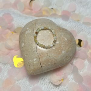 Schöner Ring aus Opal gefertigt.