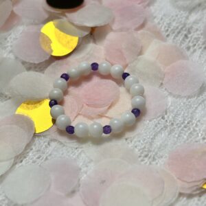 Schöner Ring aus weißem Korallen und Amethyst gefertigt.