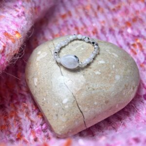 Schöner Ring aus Mondstein gefertigt.