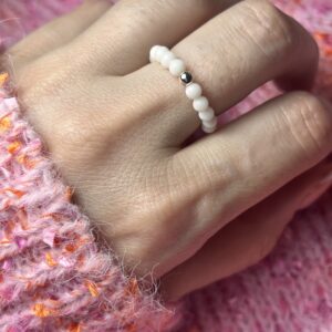 Schöner Ring aus weißem Korallen gefertigt.